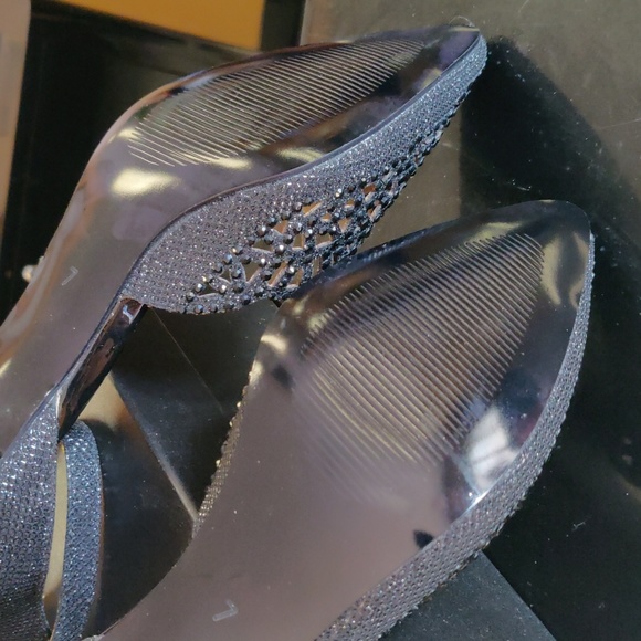 Ladies Shimmering Black 2.5" Heels With Pearl Accent  Size 7 - Picture 6 of 6